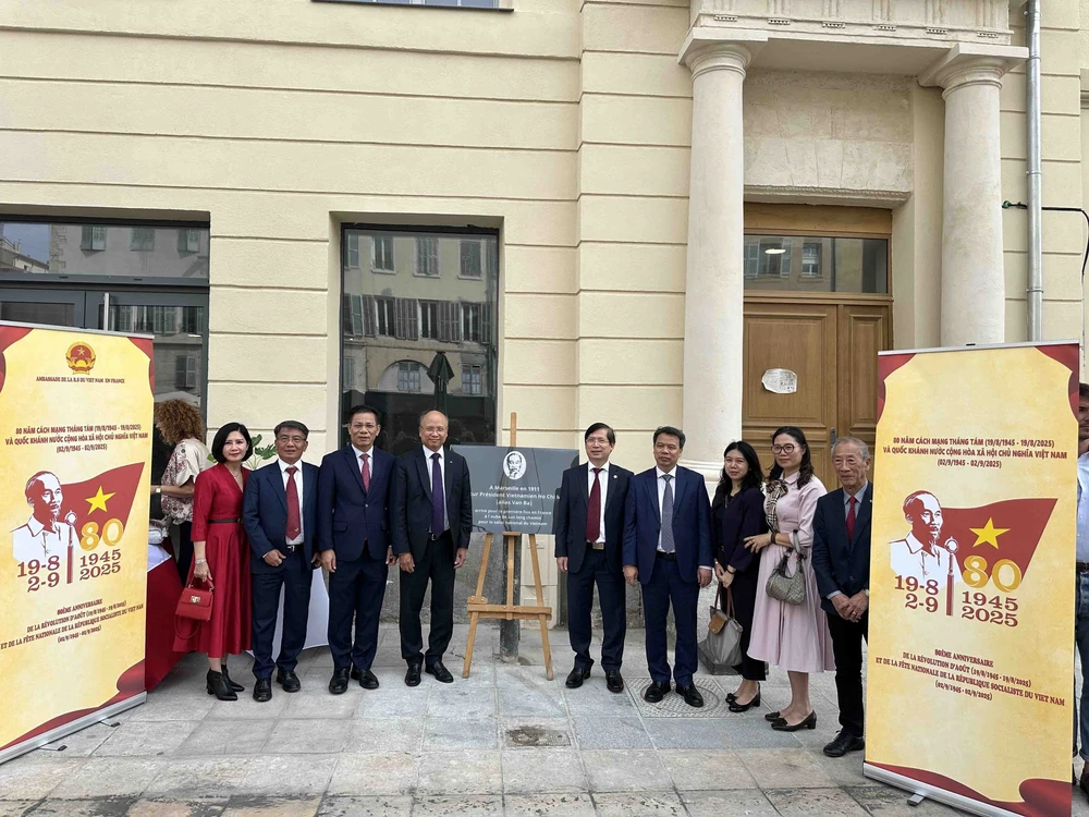 Lễ gắn lại biển tưởng niệm Chủ tịch Hồ Chí Minh tại “Quảng trường báo La Marseillais” (Pháp) - Ảnh 1.