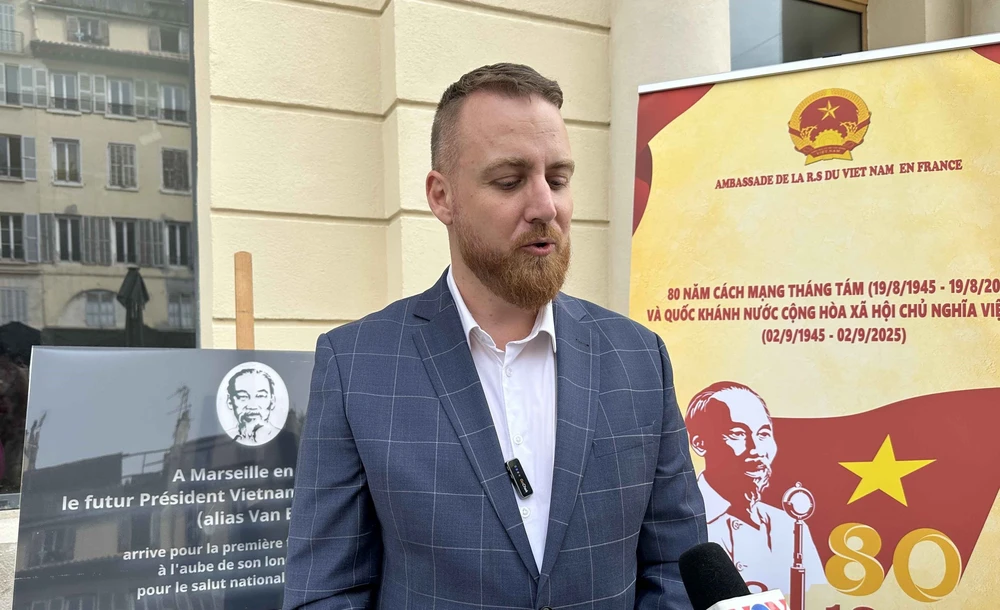 Lễ gắn lại biển tưởng niệm Chủ tịch Hồ Chí Minh tại “Quảng trường báo La Marseillais” (Pháp) - Ảnh 2.