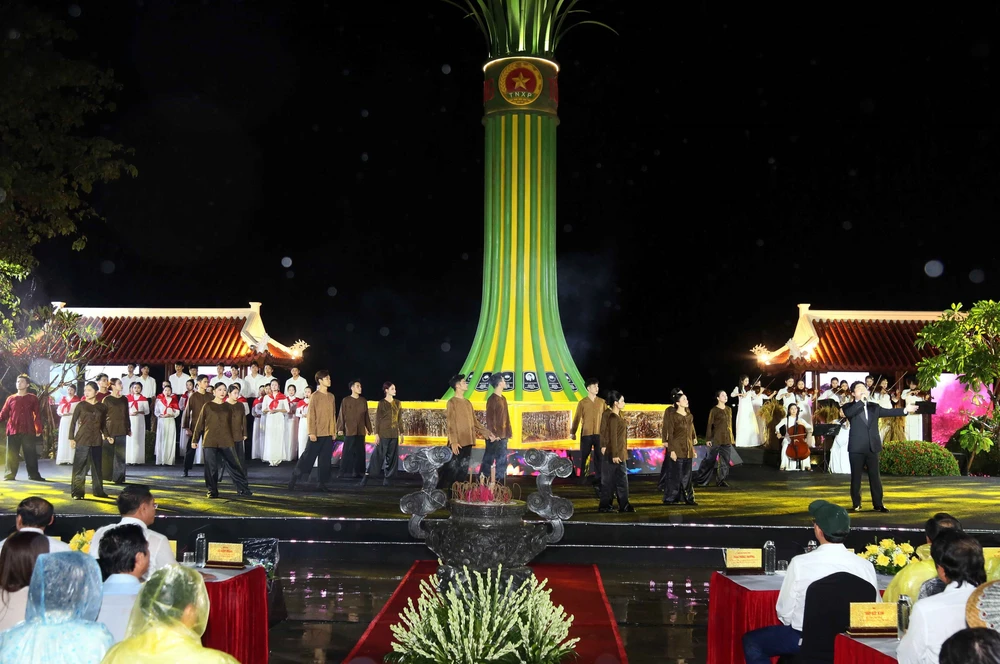 Sâu lắng chương trình “Lời tri ân - Dòng sông hoa lửa” - Ảnh 3.