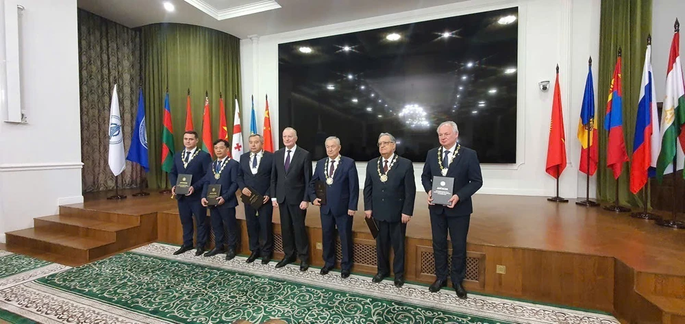 Nhà khoa học thứ hai của Việt Nam nhận bằng Viện sĩ Liên hiệp các viện hàn lâm khoa học thế giới - Ảnh 1.