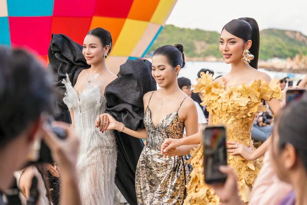 Trà Ngọc Hằng catwalk cùng con gái trong show thời trang - Ảnh 2.