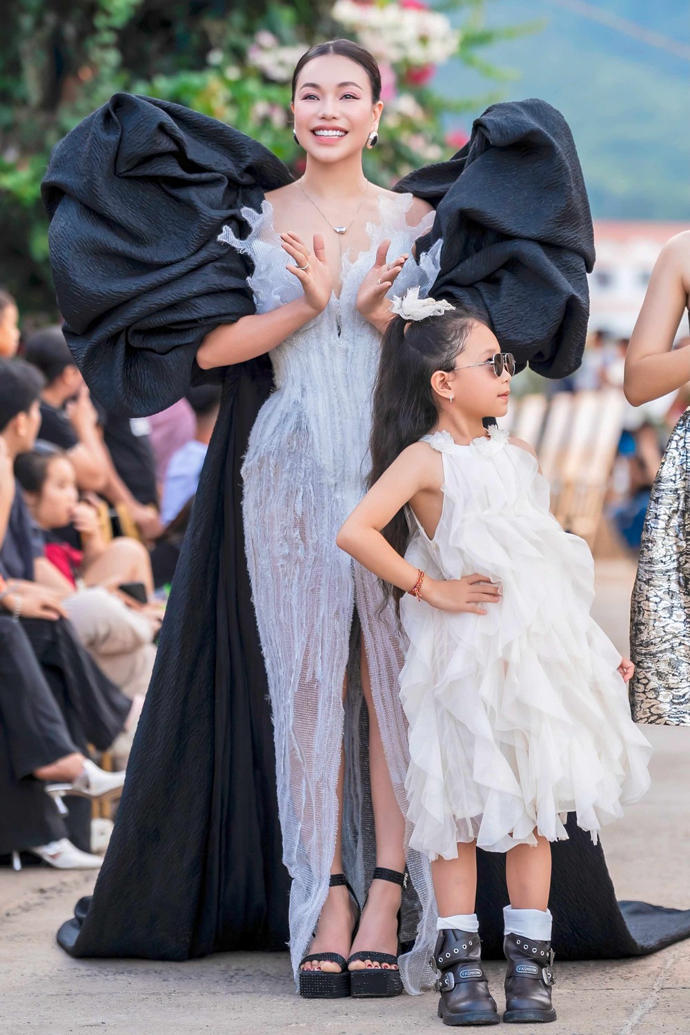 Trà Ngọc Hằng catwalk cùng con gái trong show thời trang - Ảnh 4.