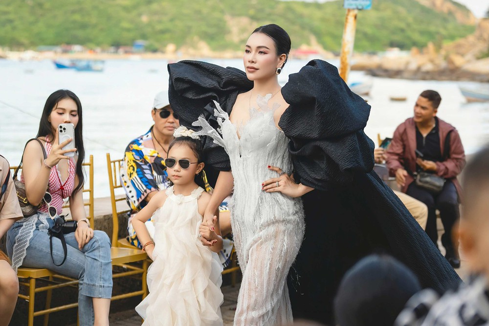Trà Ngọc Hằng catwalk cùng con gái trong show thời trang - Ảnh 5.