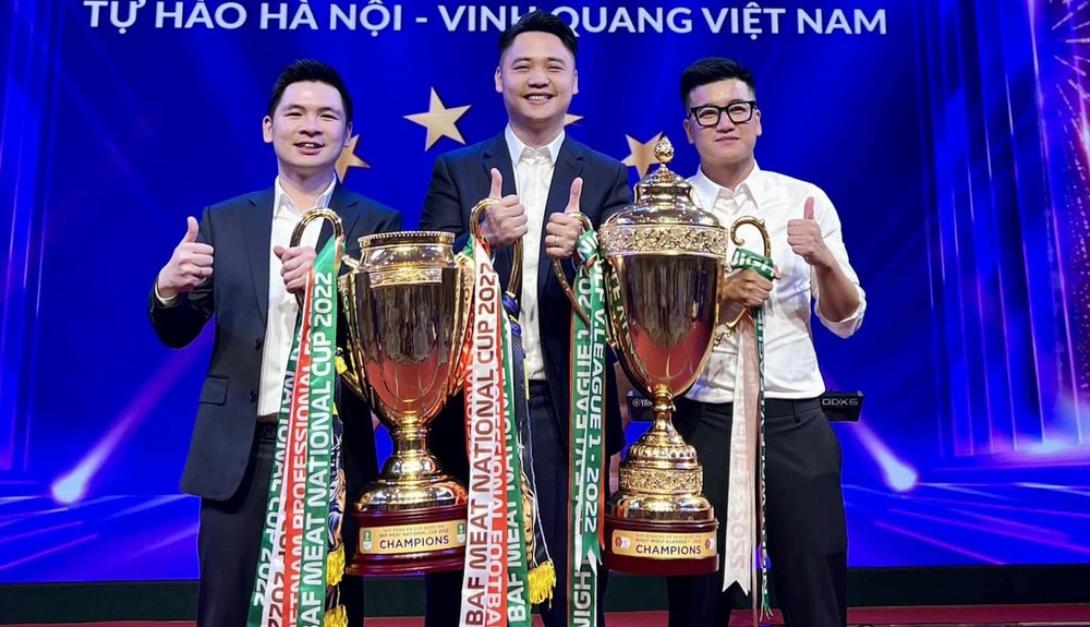 Ông Nguyễn Quốc Tuấn (giữa) chia tay Hà Nội FC.