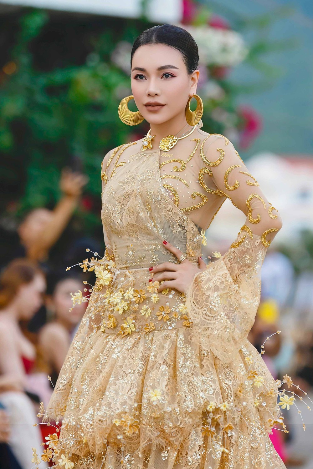 Trà Ngọc Hằng catwalk cùng con gái trong show thời trang - Ảnh 1.