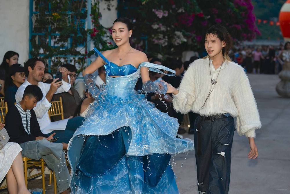 Trà Ngọc Hằng catwalk cùng con gái trong show thời trang - Ảnh 3.