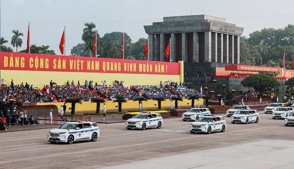 Xe điện Việt kiêu hãnh trong đội hình diễu binh 2/9: Khoảnh khắc tự hào không thể quên - Ảnh 5.