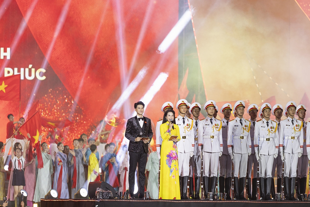 Vũ Mạnh Cường gác nỗi đau bố nhập viện, hoàn thành vai trò MC tại concert quốc gia - Ảnh 4.