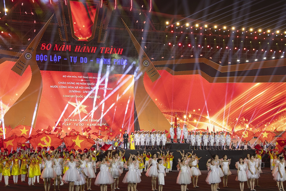 Vũ Mạnh Cường gác nỗi đau bố nhập viện, hoàn thành vai trò MC tại concert quốc gia - Ảnh 2.
