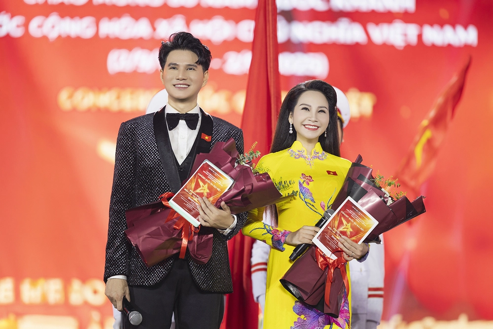 Vũ Mạnh Cường gác nỗi đau bố nhập viện, hoàn thành vai trò MC tại concert quốc gia - Ảnh 3.