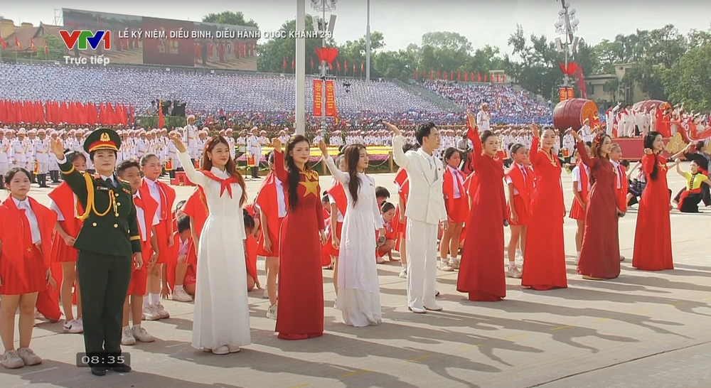 Dàn nghệ sĩ vỡ òa cảm xúc, tự hào khi tham dự diễu binh, diễu hành kỷ niệm 80 năm Quốc khánh - Ảnh 11.