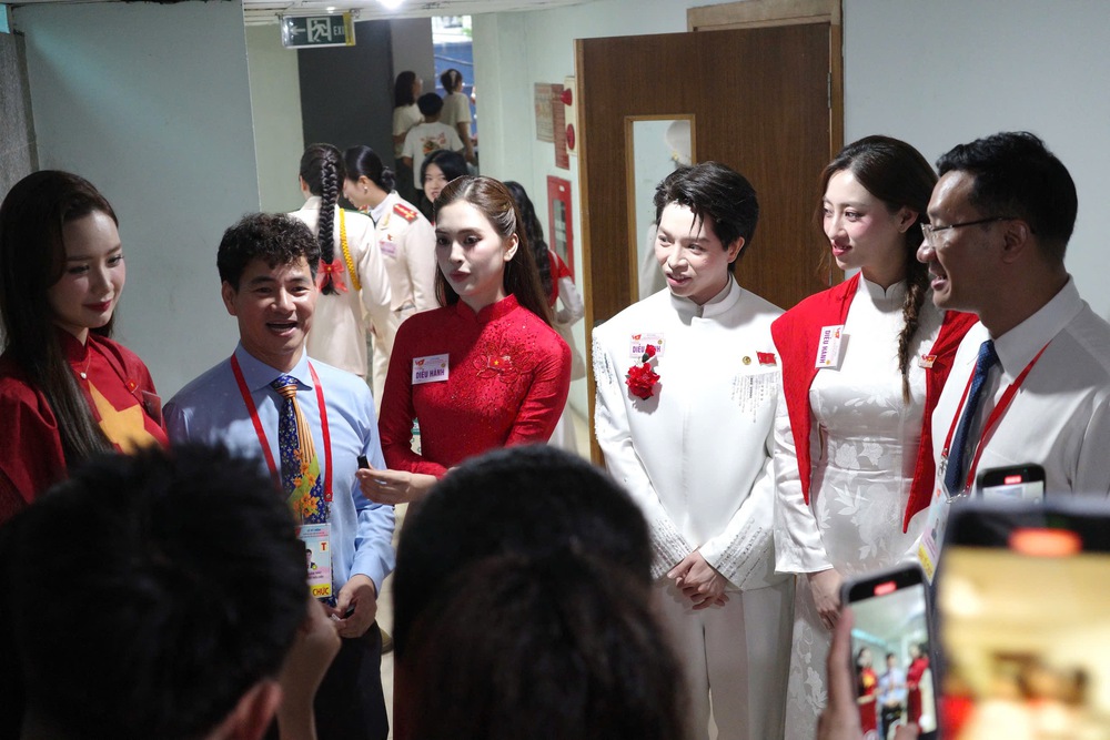 Dàn nghệ sĩ vỡ òa cảm xúc, tự hào khi tham dự diễu binh, diễu hành kỷ niệm 80 năm Quốc khánh - Ảnh 1.