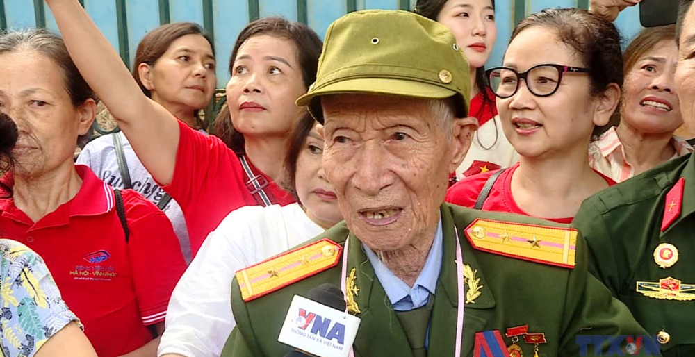 Người dân xúc động khi chứng kiến lễ diễu binh diễu hành - Ảnh 5.