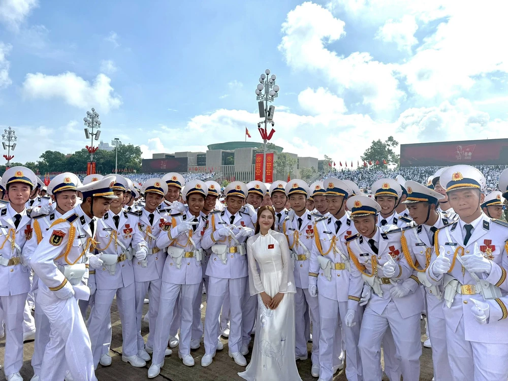 Dàn nghệ sĩ vỡ òa cảm xúc, tự hào khi tham dự diễu binh, diễu hành kỷ niệm 80 năm Quốc khánh - Ảnh 10.
