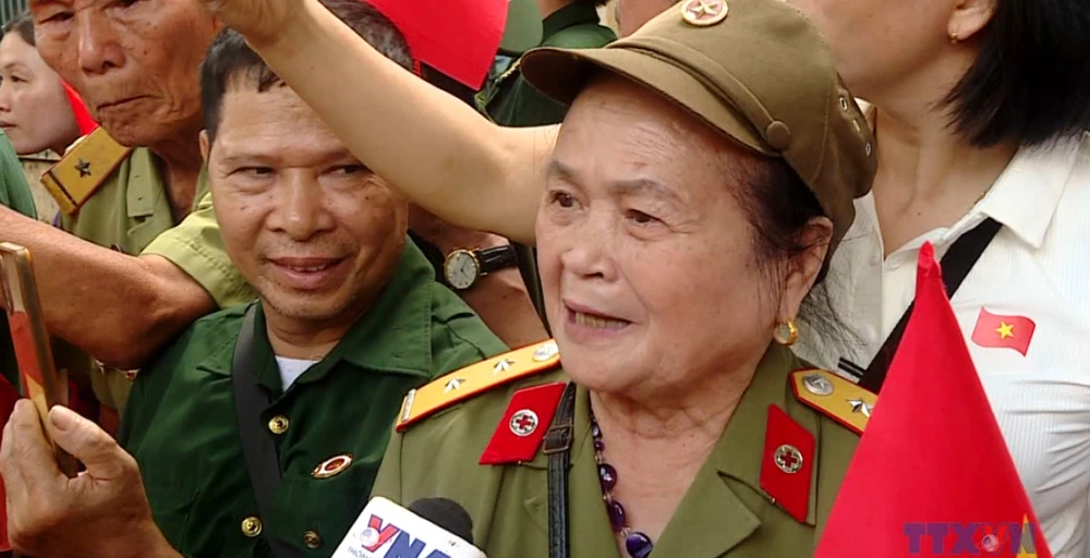 Người dân xúc động khi chứng kiến lễ diễu binh diễu hành - Ảnh 7.