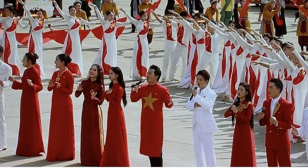 Dàn nghệ sĩ vỡ òa cảm xúc, tự hào khi tham dự diễu binh, diễu hành kỷ niệm 80 năm Quốc khánh - Ảnh 4.