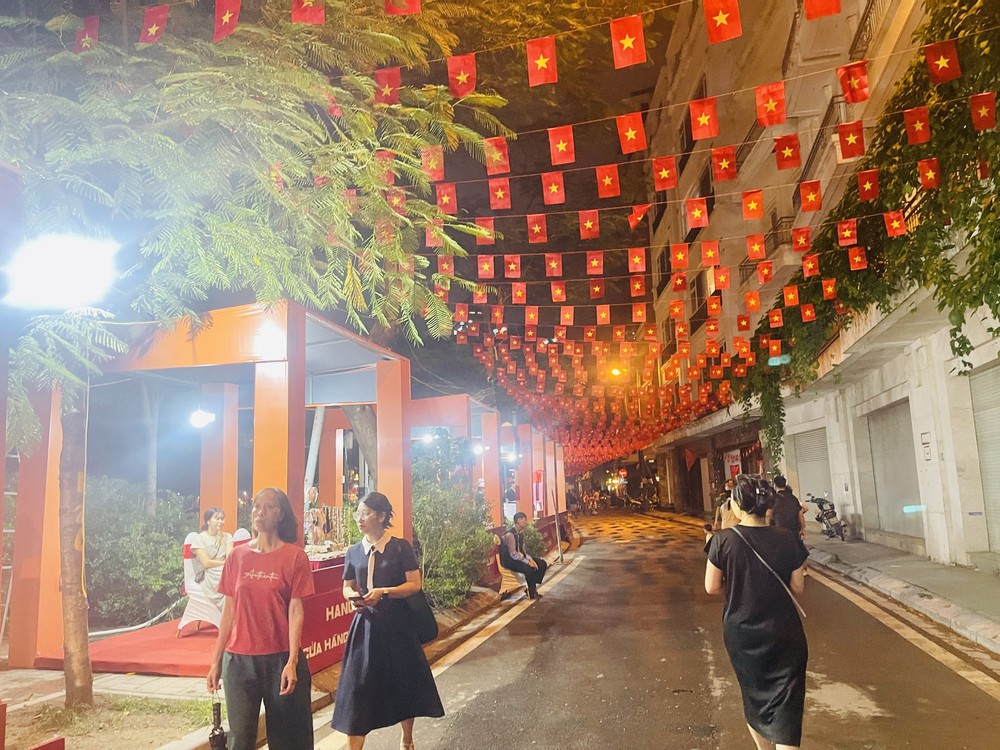 Du lịch Hà Nội 'bùng nổ' dịp đại lễ 2/9: Đón hơn 2 triệu lượt khách, doanh thu tăng 80% - Ảnh 3. Du lịch Hà Nội 'bùng nổ' dịp đại lễ 2/9: Đón hơn 2 triệu lượt khách, doanh thu tăng 80% - Ảnh 3.