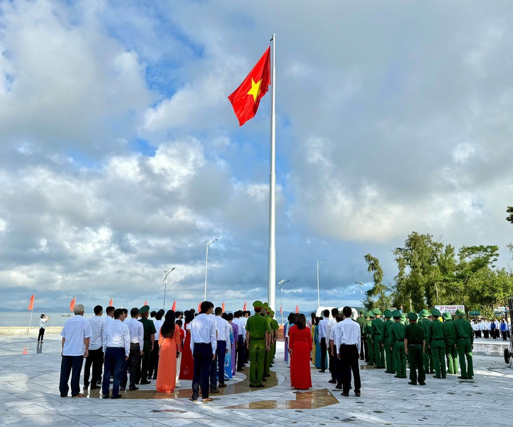 Lễ Thượng cờ Tổ quốc, dâng hương Bác Hồ tại Đặc khu Cô Tô - Ảnh 1.