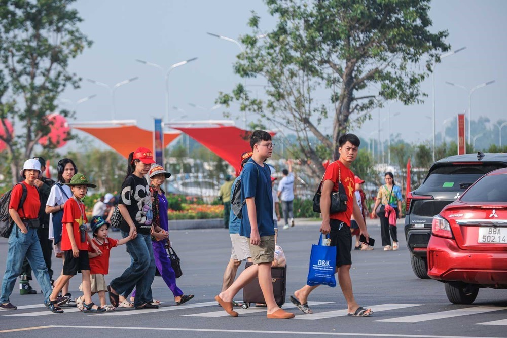 Tình hình trật tự, an toàn giao thông dịp 2/9 cơ bản đảm bảo tốt, phân luồng bài bản phục vụ lễ diễu binh, diễu hành - Ảnh 1.