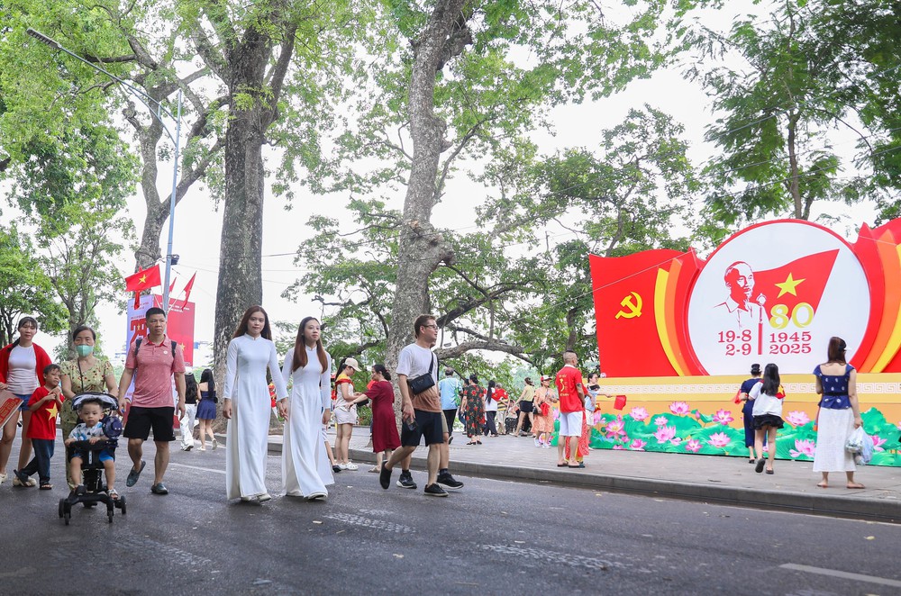 Du lịch Hà Nội 'bùng nổ' dịp đại lễ 2/9: Đón hơn 2 triệu lượt khách, doanh thu tăng 80% - Ảnh 1. Du lịch Hà Nội 'bùng nổ' dịp đại lễ 2/9: Đón hơn 2 triệu lượt khách, doanh thu tăng 80% - Ảnh 1.