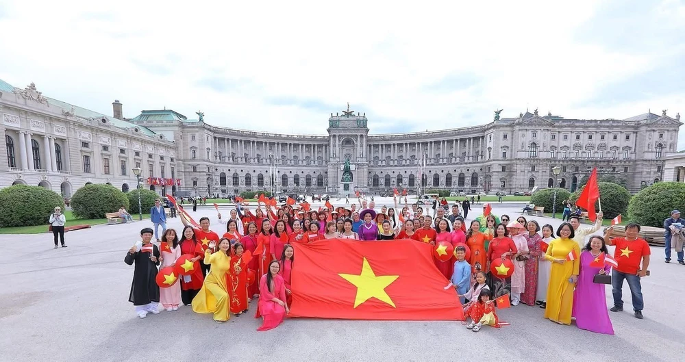 80 năm Quốc khánh: “Việt phục bộ hành” – hình ảnh Việt Nam đoàn kết, thân thiện giữa lòng châu Âu - Ảnh 1.