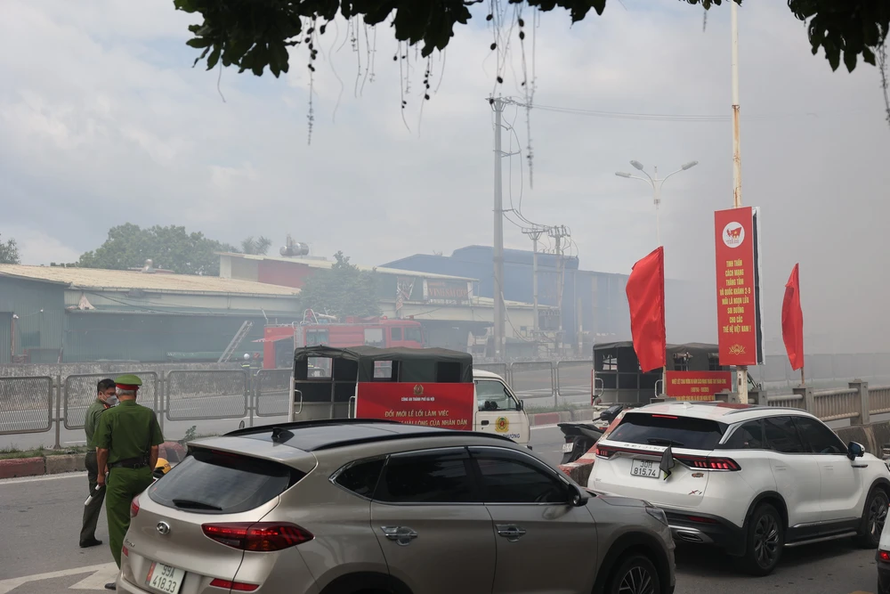 Bộ Xây dựng chỉ đạo khẩn sau vụ hoả hoạn dưới gầm cầu Vĩnh Tuy - Ảnh 1.