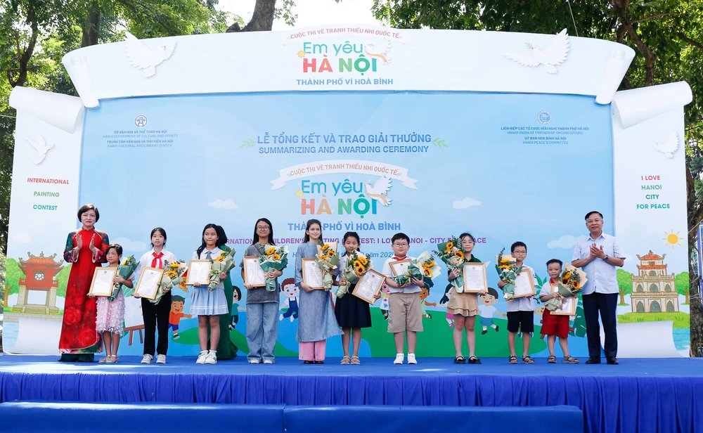 Hà Nội: Trao giải thưởng cuộc thi vẽ tranh thiếu nhi quốc tế &quot;Em yêu Hà Nội - Thành phố vì hòa bình&quot; - Ảnh 2.