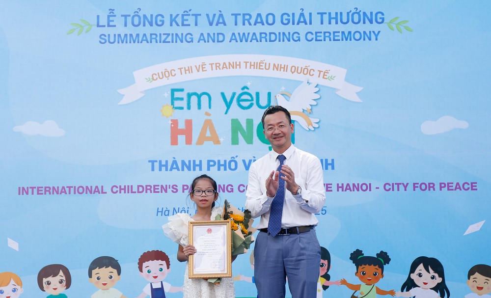 Hà Nội: Trao giải thưởng cuộc thi vẽ tranh thiếu nhi quốc tế &quot;Em yêu Hà Nội - Thành phố vì hòa bình&quot; - Ảnh 1.