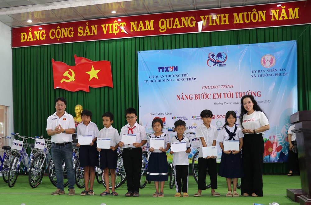 Tiếp sức trẻ em nghèo vùng biên giới đến trường - Ảnh 1.