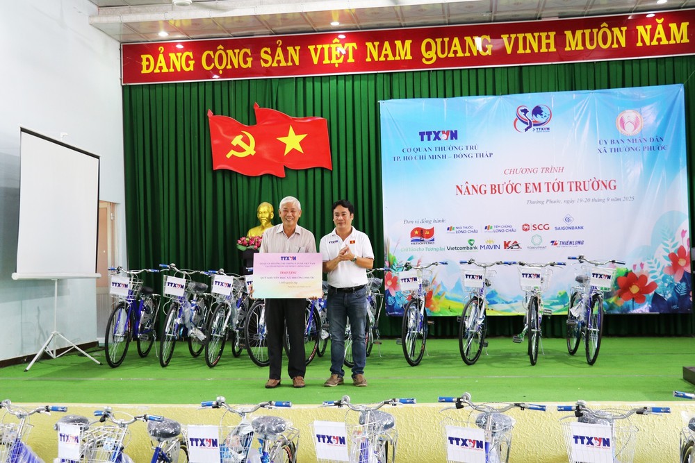 Tiếp sức trẻ em nghèo vùng biên giới đến trường - Ảnh 2.