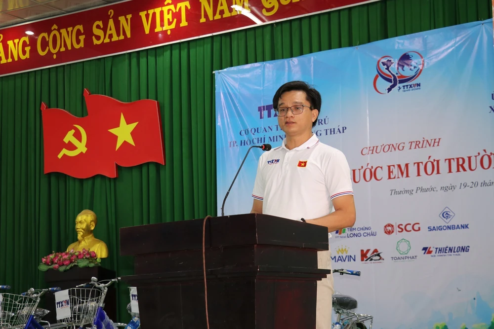 Tiếp sức trẻ em nghèo vùng biên giới đến trường - Ảnh 3.