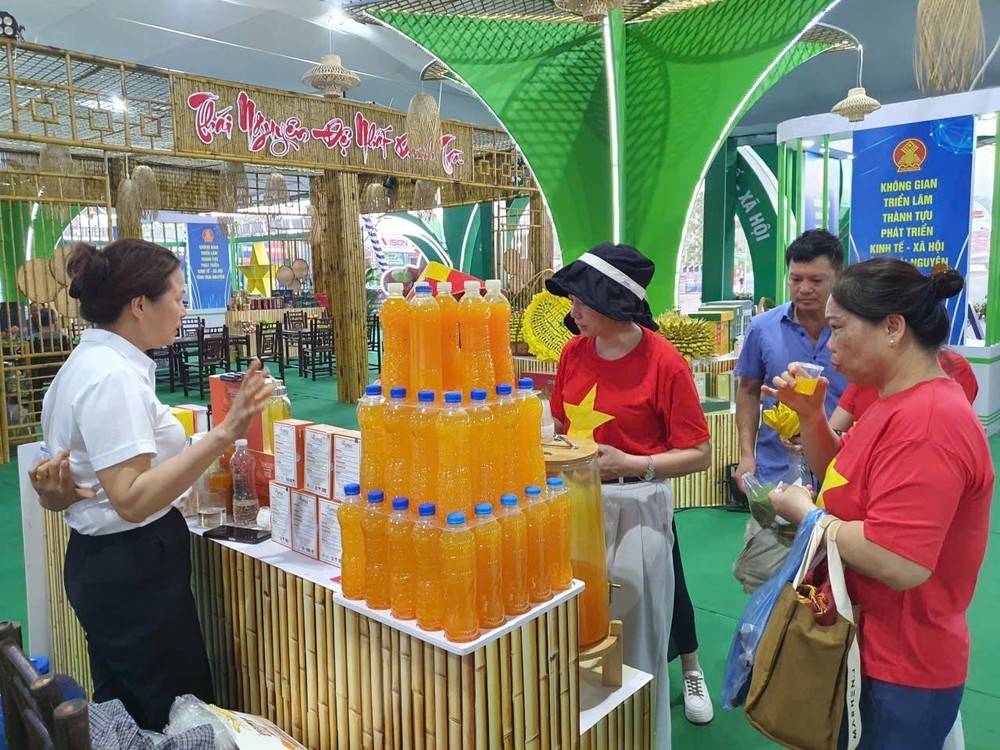 Quảng Ninh sôi động tổ chức Hội chợ OCOP gắn với Triển lãm thành tựu phát triển kinh tế - xã hội - Ảnh 4.