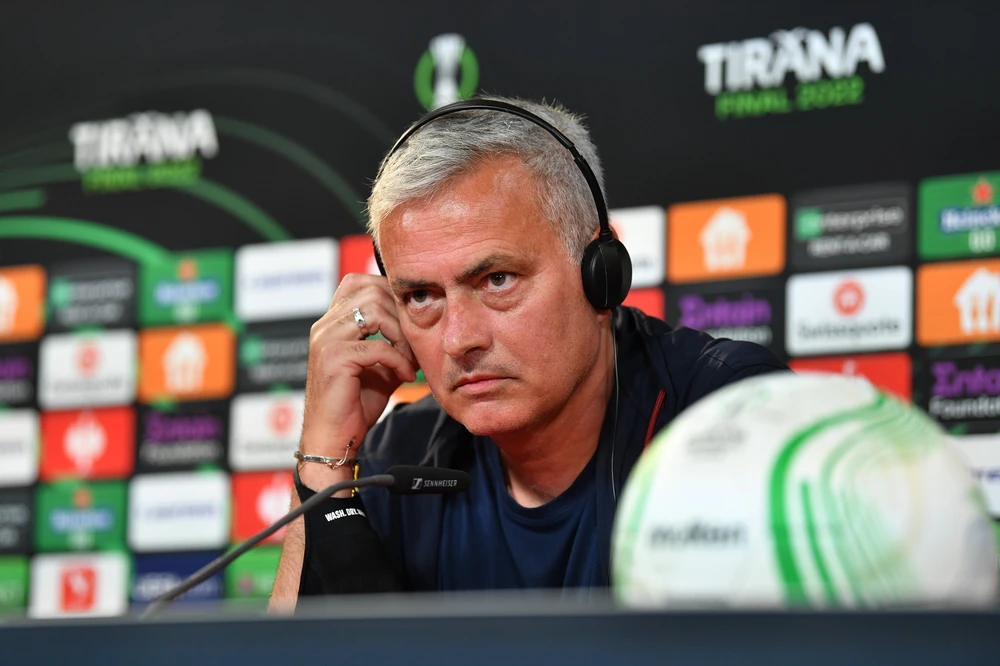 Cafe đầu tuần: Mourinho không còn là HLV - Ảnh 1.