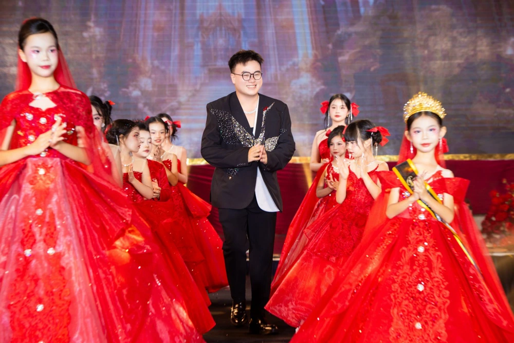Vietnam Iconic Runway: Á hậu Hạnh Nguyên thần thái trong đêm “Trạm hạnh phúc”  - Ảnh 4.