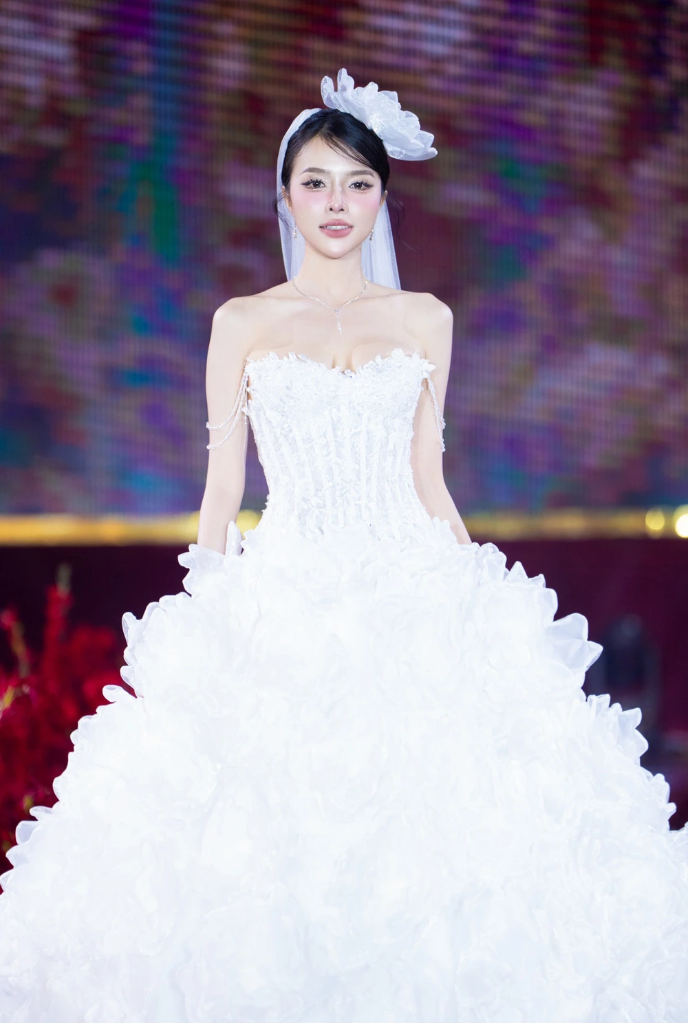 Vietnam Iconic Runway: Á hậu Hạnh Nguyên thần thái trong đêm “Trạm hạnh phúc”  - Ảnh 3.