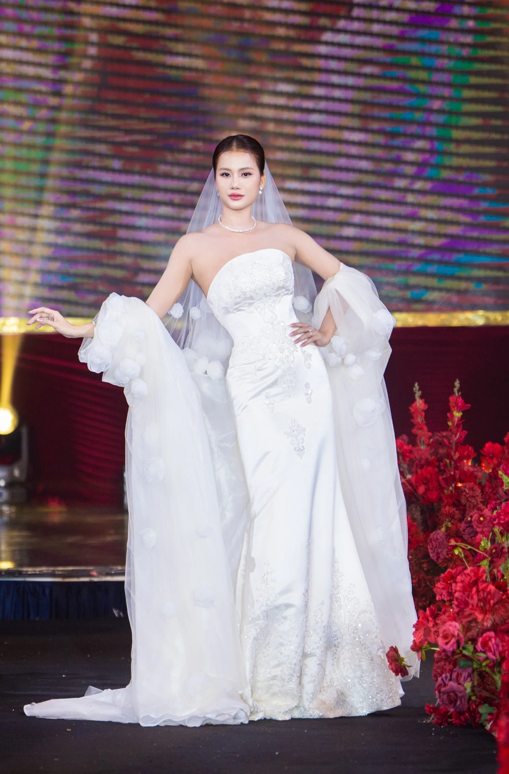 Vietnam Iconic Runway: Á hậu Hạnh Nguyên thần thái trong đêm “Trạm hạnh phúc”  - Ảnh 2.
