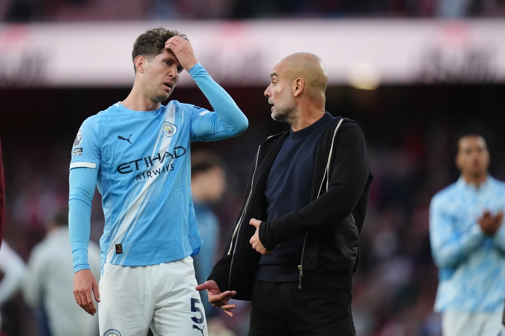 Man City: Khi Pep cũng phải “dựng xe bus” - Ảnh 1.