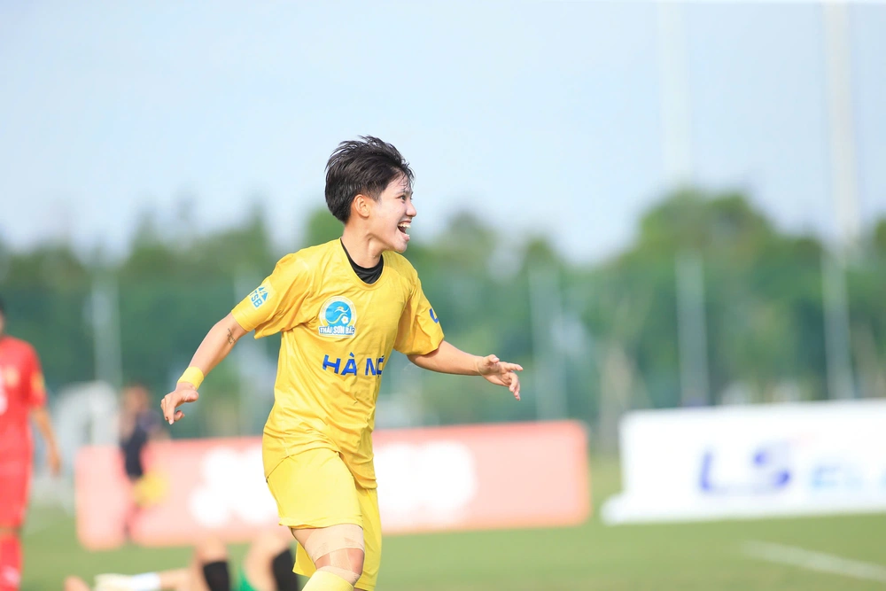 Huỳnh Như tỏa sáng, đương kim vô địch TP.HCM 1 vẫn nhận &quot;báo động đỏ&quot; - Ảnh 1.