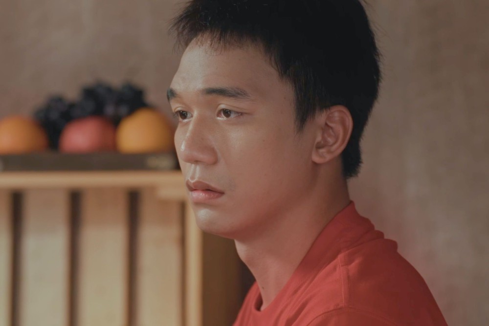 Nam chính phim &quot;Mưa đỏ&quot; lộ diện là ông trùm phản diện trong &quot;Cô đừng hòng thoát khỏi tôi&quot; - Ảnh 2.