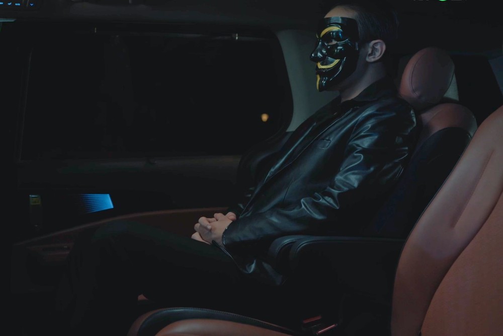 Nam chính phim &quot;Mưa đỏ&quot; lộ diện là ông trùm phản diện trong &quot;Cô đừng hòng thoát khỏi tôi&quot; - Ảnh 1.