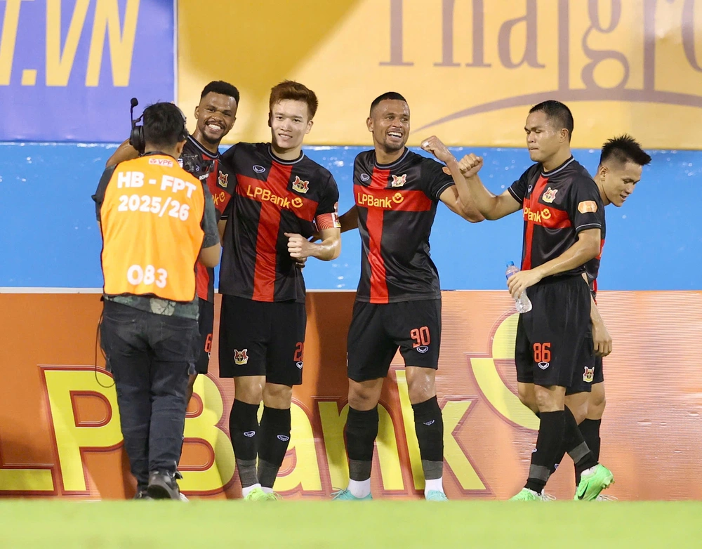 Hoàng Đức, Văn Lâm rực sáng, Ninh Bình đánh bại ĐKVĐ Nam Định và lên đỉnh V-League - Ảnh 1.