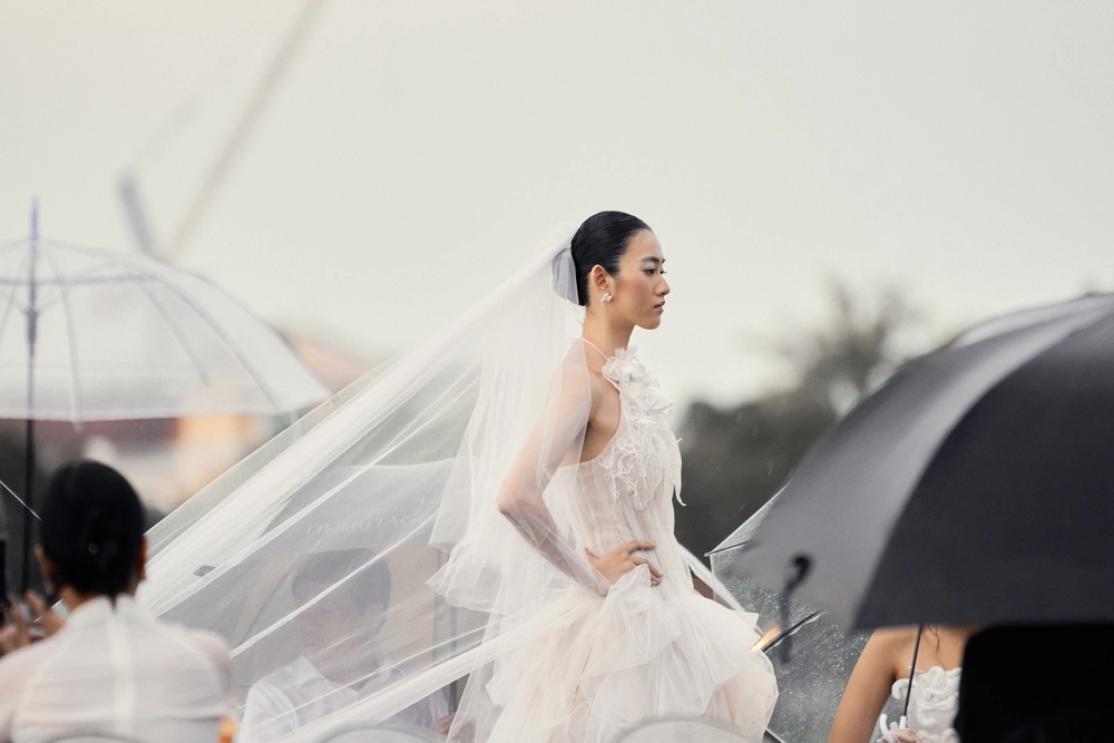 Lan Khuê, Denis Đặng cùng dàn sao Việt &quot;đội mưa&quot; ủng hộ dự án thời trang của NTK Nguyễn Quỳnh Anh - Ảnh 8.