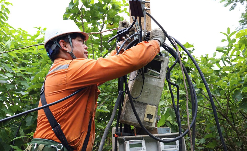 Tập đoàn Điện lực Việt Nam chỉ đạo khẩn ứng phó bão RAGASA - Ảnh 1.
