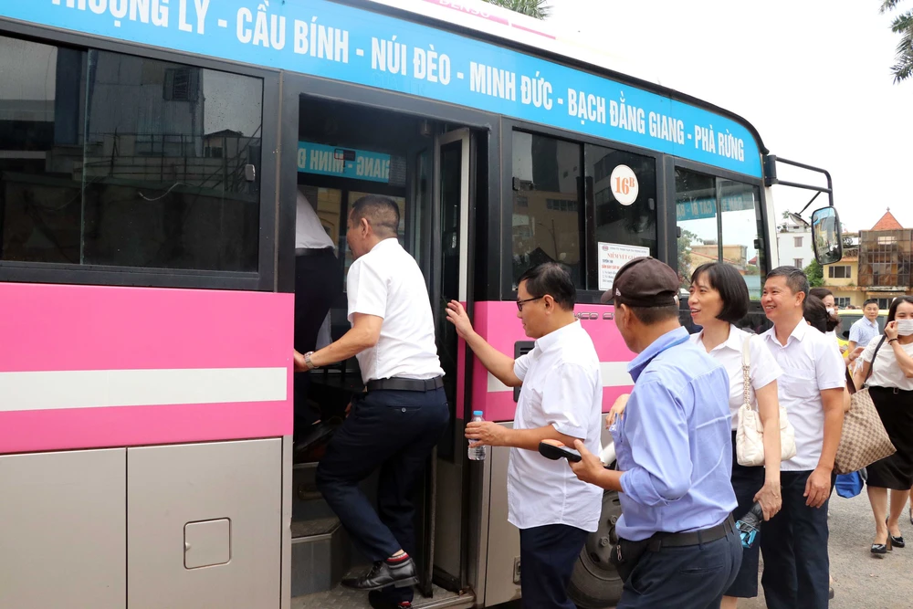 Hải Phòng thí điểm đưa đón cán bộ, công chức đi làm bằng tàu hỏa - Ảnh 1.