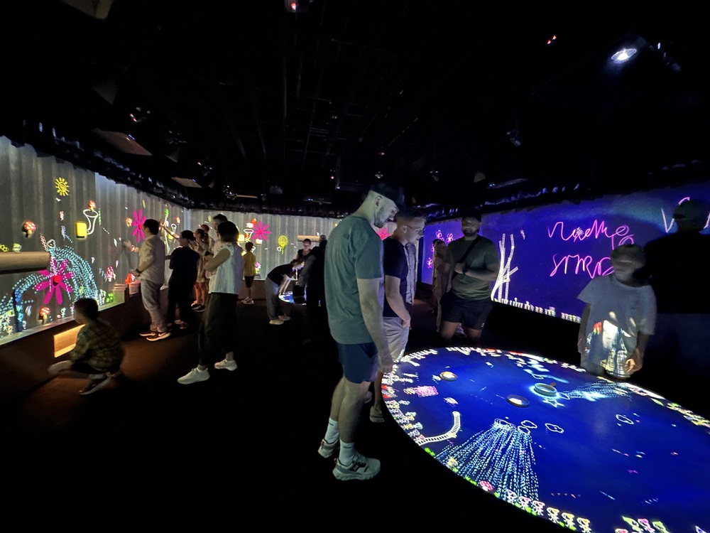 Trải nghiệm thế giới kỳ ảo trong “thiên đường ánh sáng” tại teamLab Planets (chị Hằng biên tập) - Ảnh 2.