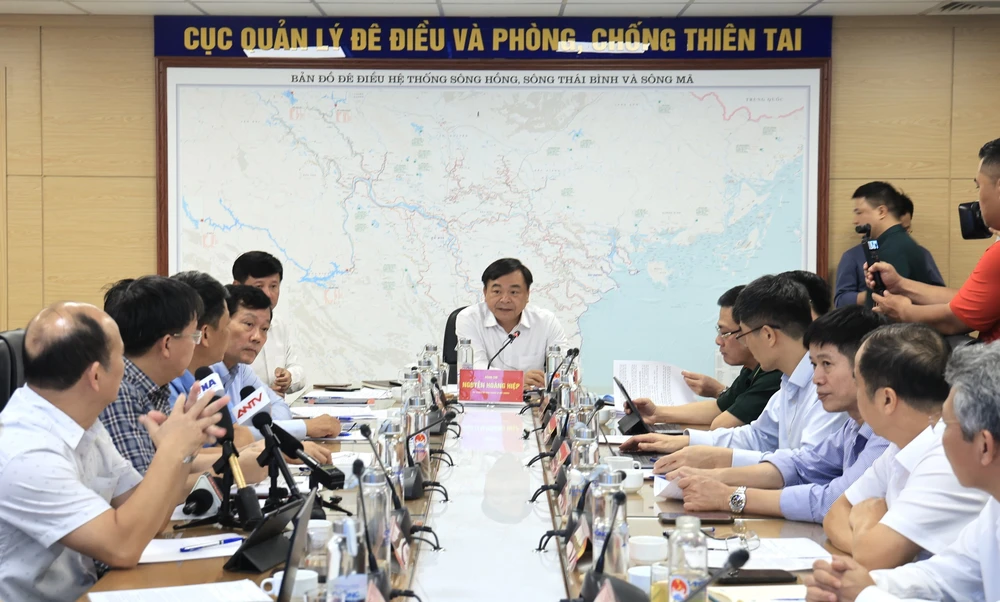 Ứng phó bão số 9: Bảy tỉnh, thành phố triển khai việc đảm bảo an toàn hệ thống đê điều - Ảnh 1.
