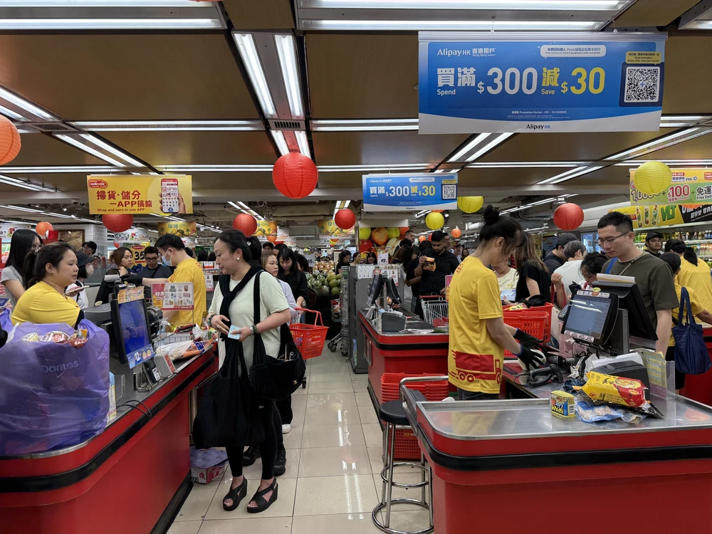Hong Kong (Trung Quốc) khẩn trương ứng phó siêu bão Ragasa - Ảnh 1.