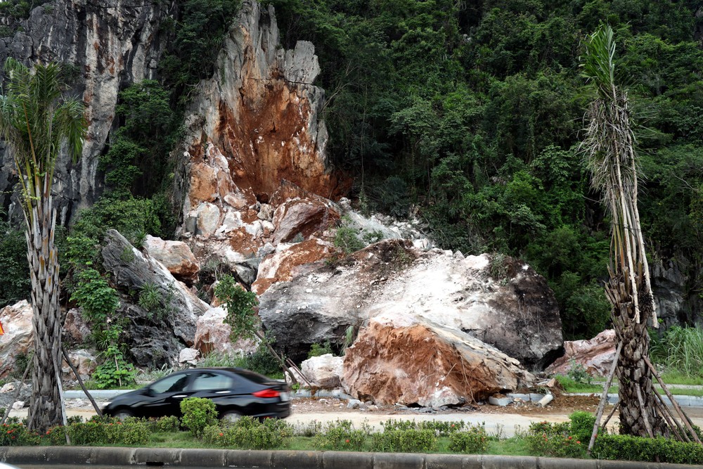 Ảnh hưởng bão số 9, ven biển tỉnh Quảng Ninh gây nguy cơ cao sạt lở đê, kè biển - Ảnh 1.