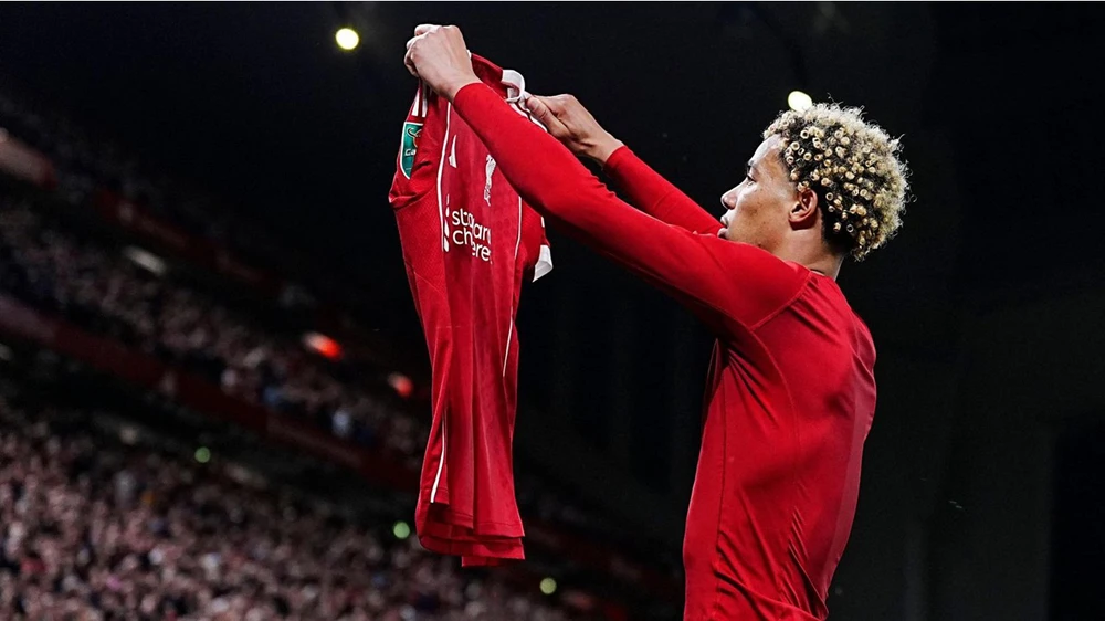 Huấn luyện viên Arne Slot chỉ trích ngôi sao Liverpool vì thẻ đỏ không đáng có - Ảnh 1.