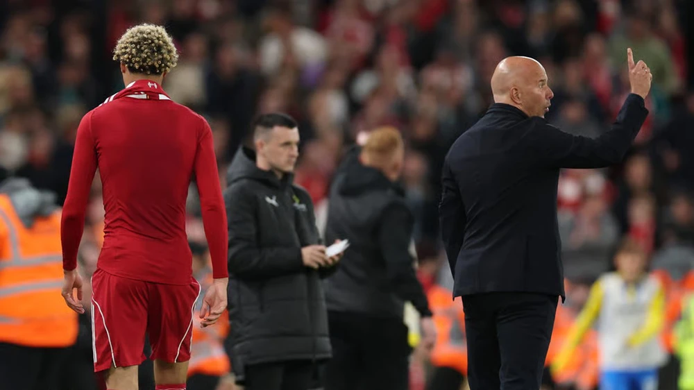 Huấn luyện viên Arne Slot chỉ trích ngôi sao Liverpool vì thẻ đỏ không đáng có - Ảnh 3.